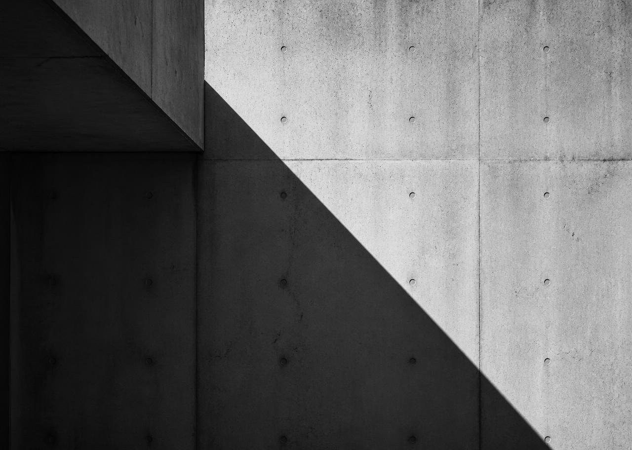 Betonwand mit diagonalem Schattenwurf